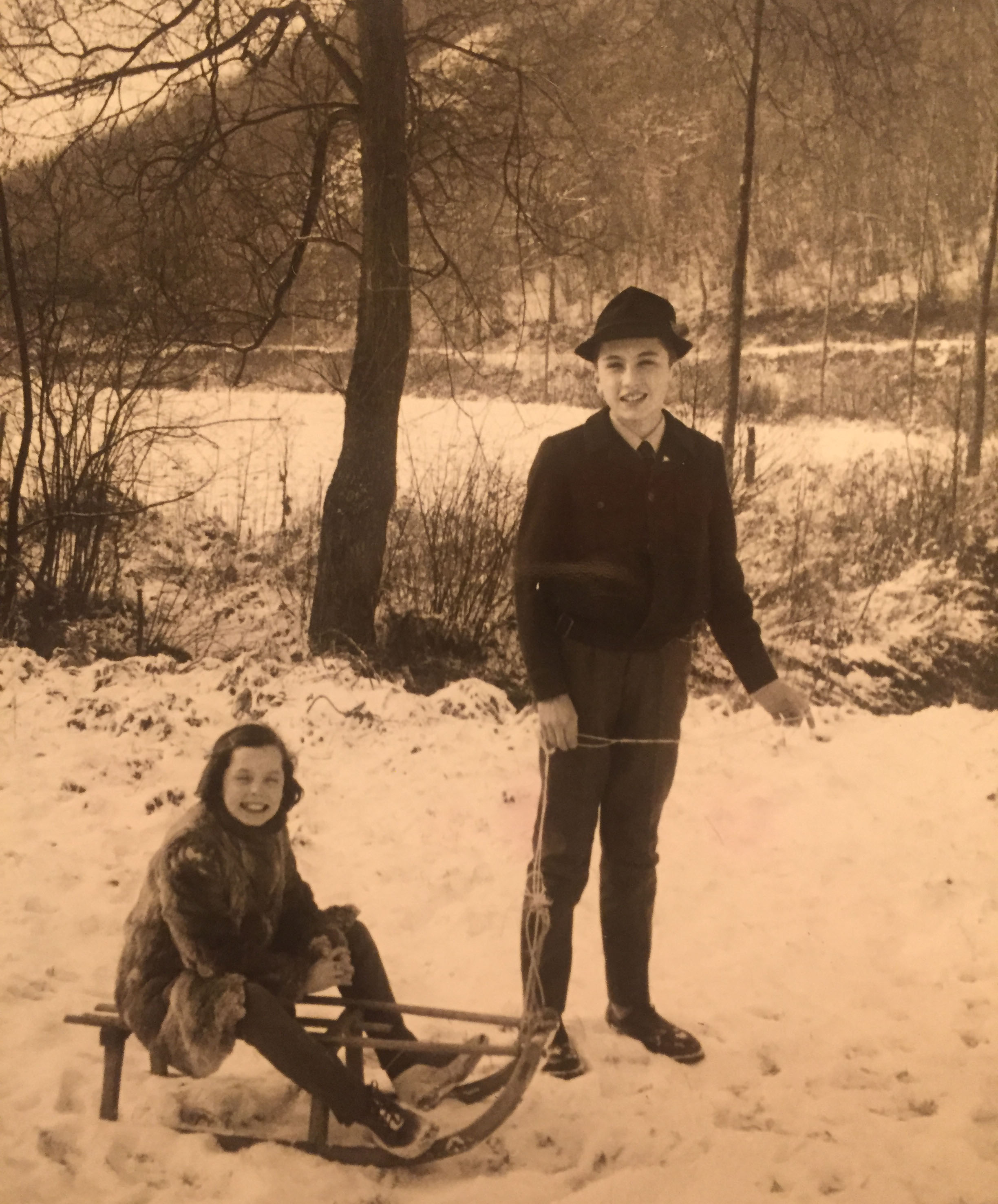 Belgiumban a gyerekek élvezik a ritka havat - Hubertus és Nicolette
