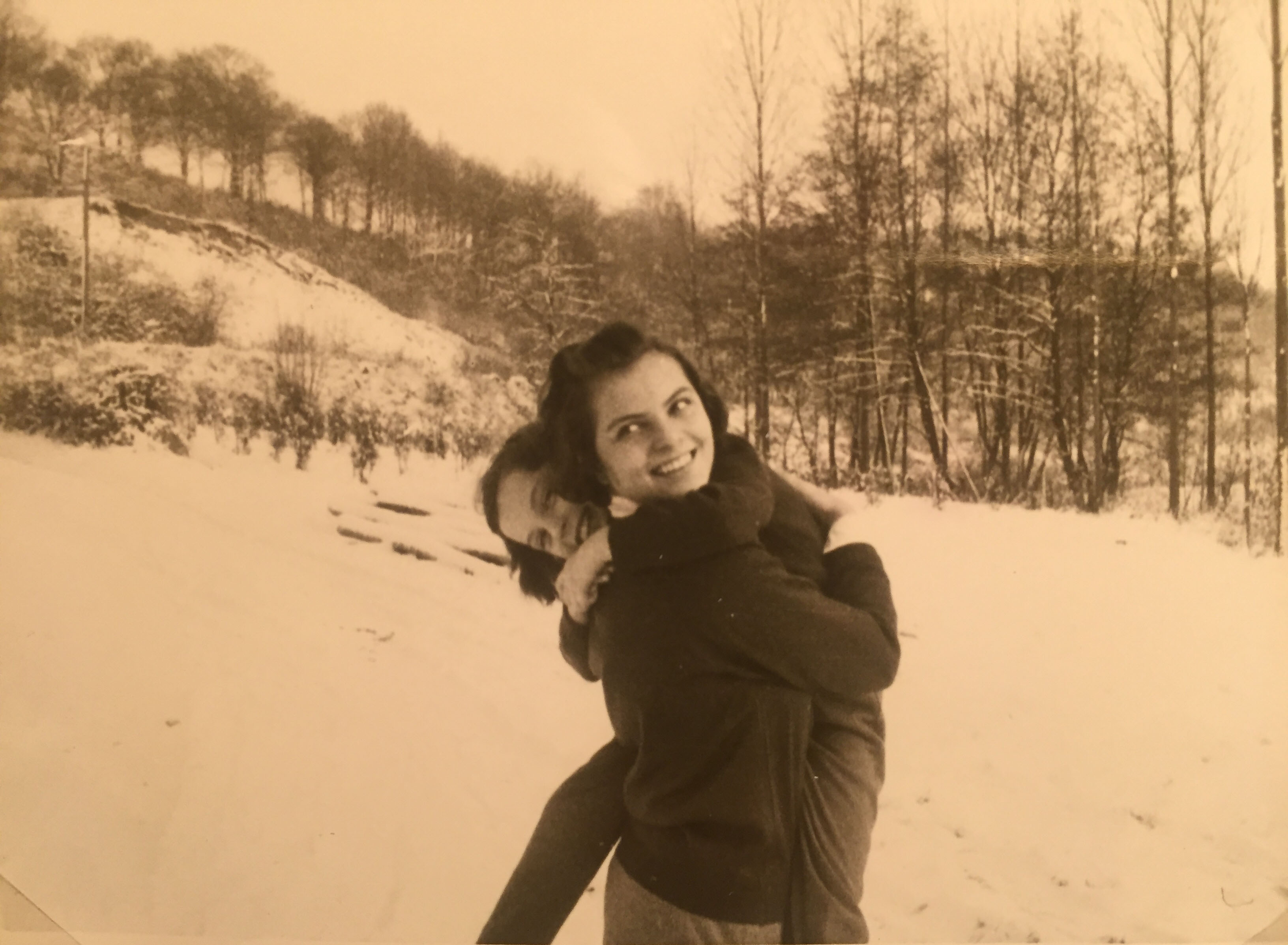 Belgiumban a gyerekek élvezik a ritka havat - Johanna és Nicolette