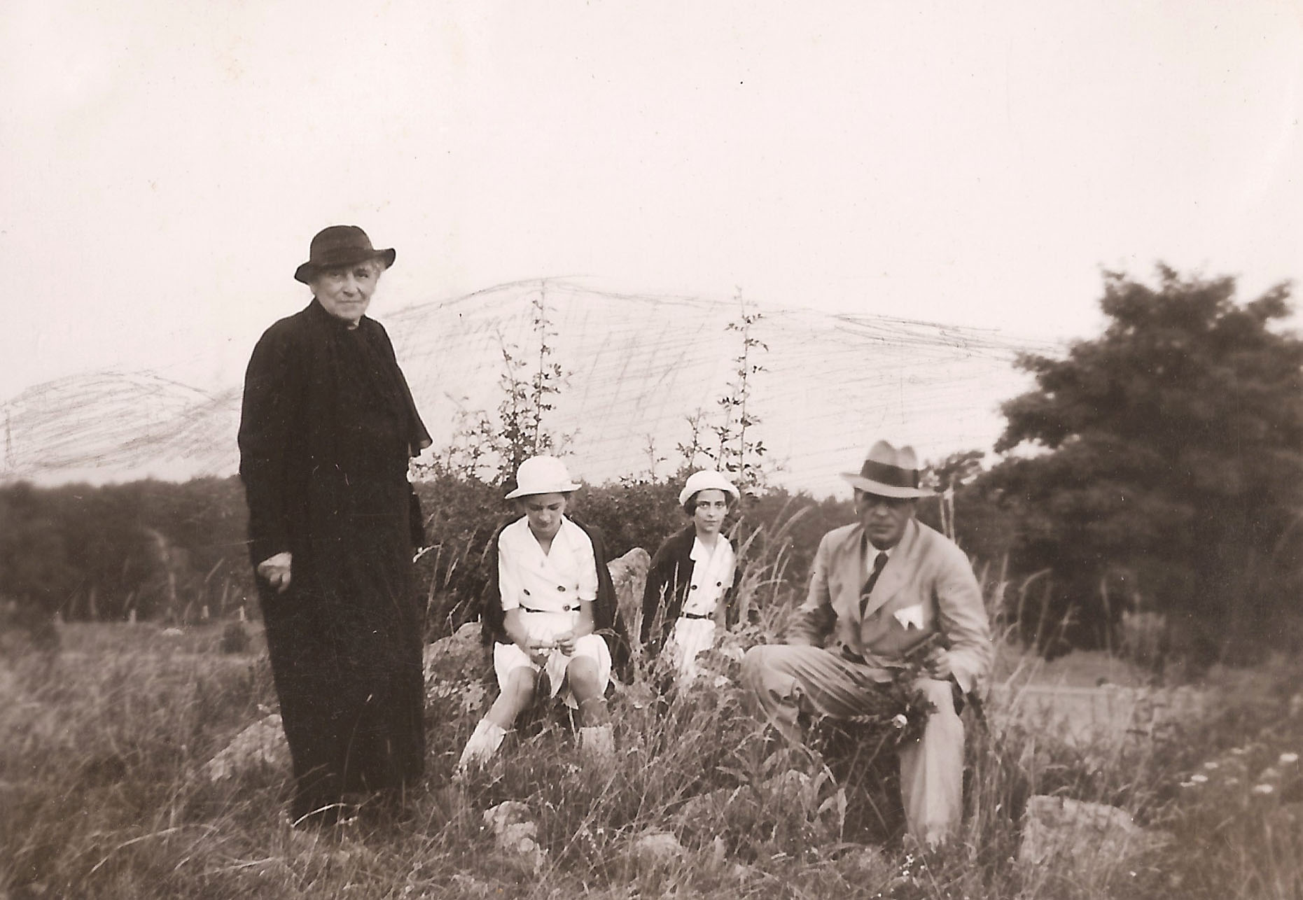 Buttler Klára és Magdolna, apjukkal és nagyanyjukkal