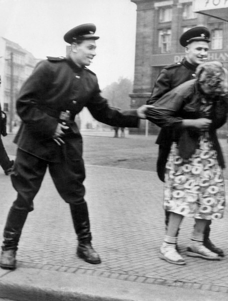 A Vörös Hadsereg katonái zaklatnak egy nőt